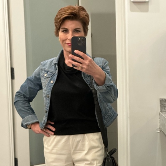 Meet your Posher, Danielle - Picture 1 of 2